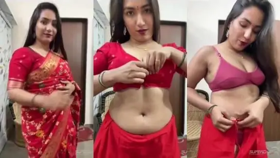 Actress look-alike bhabhi in saree, strips nude & shows pussy live