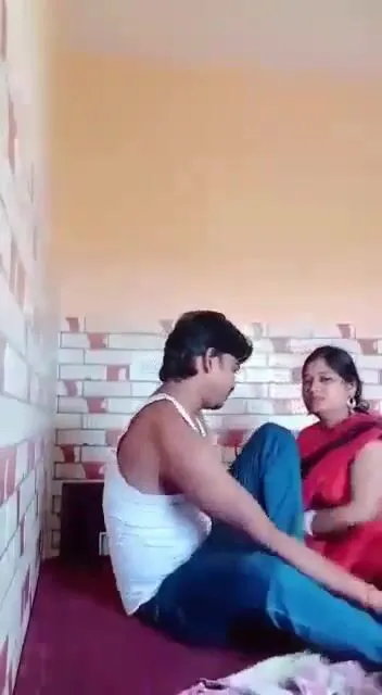 Chubby Tamil aunty in saree secret affair with young neighbour